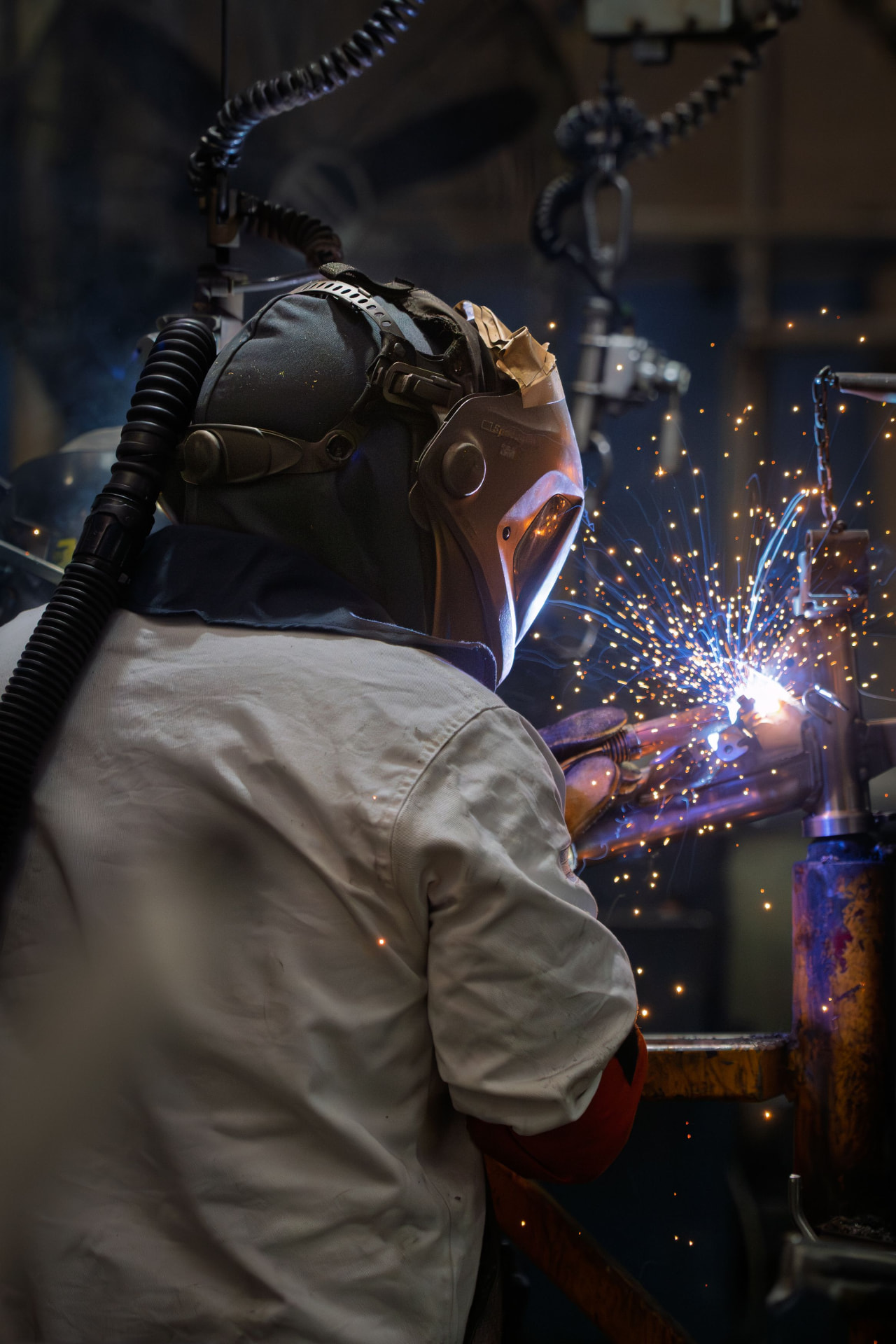 Profissional realizando soldagem em uma operação industrial